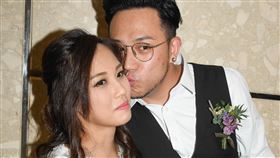 張致恆跟老婆雯雯/結婚登記。達志影像提供