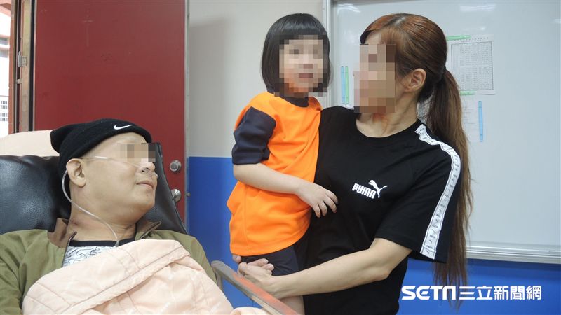 圓夢！癌父坐推床伴女開學　激動落淚