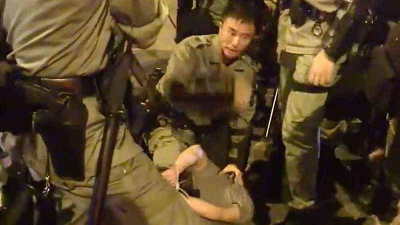失控殺紅眼！男慘遭港警壓地打破頭