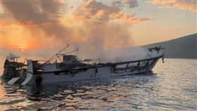 火燒船,水肺,潛水,南加州,美國,遺體,潛客,打撈,沉沒,聖克魯斯島　圖／翻攝自推特　https://parg.co/kSA