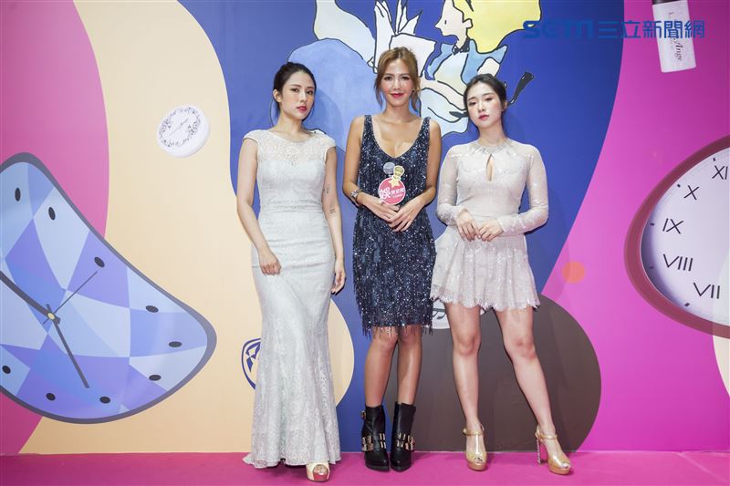 魅力女神拐拐攜手高人氣的夢幻甜美網紅呂妍芯、Ines Wang一起玩穿搭。（圖／記者林士傑攝影）