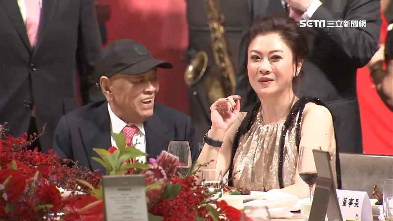 陪伴「出國深造」！ 吳桐潭妻首曝光