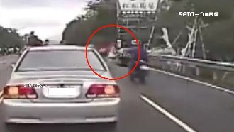 行人突穿越馬路！騎士急煞翹孤輪重傷