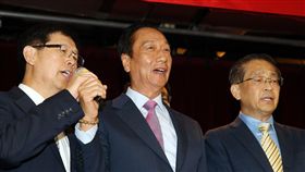 郭台銘交棒　劉揚偉接任鴻海董事長（1）鴻海集團董事長郭台銘（中）21日正式退居二線，鴻海召開新任董事會，選出劉揚偉（左）為新任董事長，李傑（右）為副董事長，並由郭台銘率領高階主管合唱「感恩的心」，送給在場股東和員工。中央社記者郭日曉攝　108年6月21日