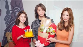 阿沁與兩位美女愛徒拐拐及SKIMMY。（圖／UTS國際音樂專門學校提供）