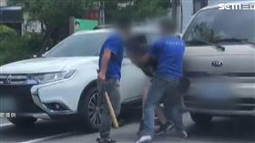 忽快忽慢亂換車道! 休旅車駕駛砸窗遭反制