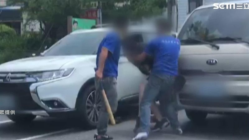 亂切車爆糾紛！男持棍砸窗反遭3打1