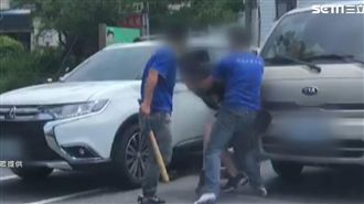亂切車爆糾紛！男持棍砸窗反遭3打1