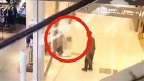 中國大陸,COCO Park購物中心,裸男撲倒非禮女顧客（圖／翻攝自微博）