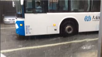 台南淹水！警當街鳴笛「勸退公車」