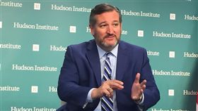 美參議員：若盟友用華為設備 與其交換情報很愚蠢中國電信巨擘華為技術公司因國安疑慮遭美國制裁，但其他國家在採用華為設備上仍搖擺不定，美國聯邦參議員克魯茲表示，和採用華為設備的盟友交換情報十分愚蠢。中央社記者江今葉華盛頓攝 108年9月4日