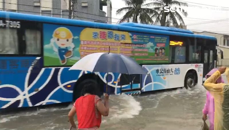 安南區又淹了！公車走水路掀「海浪」