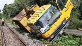 貨車傾倒軌道旁　台鐵集集支線濁水龍泉間不通台鐵4日上午獲報，一輛貨車傾倒在集集支線軌道旁，目前濁水與龍泉間無法通行，已通知鐵路警察及工務部門處理。（台鐵提供）中央社記者汪淑芬傳真　108年9月4日