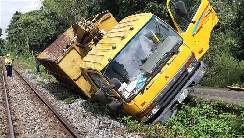 貨車傾倒軌道！集集支線部分路段不通