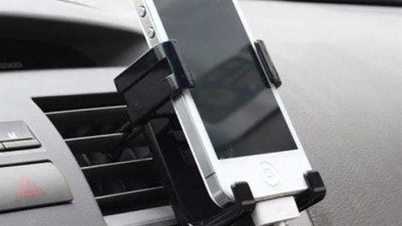 開車手機千萬別放這！當心整支壞掉！