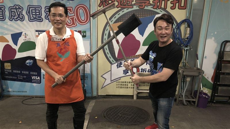 立委為這事濕身！滿頭大汗狂喊愛老婆