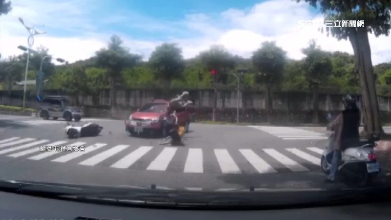 轎車迴轉撞機車！騎士跟乘客噴飛倒地