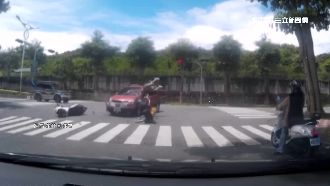 轎車迴轉撞機車！騎士跟乘客噴飛倒地