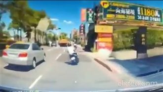 騎士蛇行屁股狂扭　下秒慘摔笑翻網友