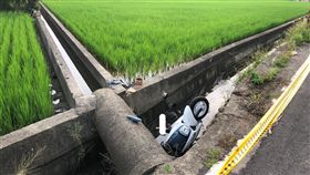 祖孫外出摔車阿公陳屍溝渠  5歲孫女哭相伴苗栗縣後龍鎮一名老翁騎機車載5歲外孫女出門，4日清晨被發現人車摔進溝渠，女童呆站水溝內哭泣，老翁已無氣息。中央社記者管瑞平攝　108年9月4日