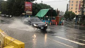 高雄大雨多處積淹水　民眾猶如水上行車高雄市4日清晨下起大雨，三民、小港等區多處積淹水，民眾如水上行車，且正值上班時間，市區多處交通受阻，市府提醒民眾小心。中央社記者陳朝福攝　108年9月4日