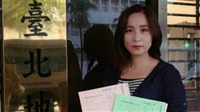 （１６：９）高潞聲明 循程序請求續保黨籍及立委身分不分區立委高潞．以用因助理違規獲經濟部補助，被時代力量除名。高潞．以用11日發表聲明表示，將分循「黨內救濟」與「司法訴訟」兩種程序，請求繼續保有黨籍及不分區立委身分。圖為高潞．以用手持訴訟狀。（高潞．以用提供）中央社記者范正祥傳真 108年8月11日