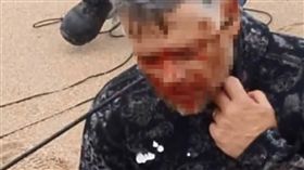 南非牧師哈洛威爾　長茅刺穿耳朵（圖／翻攝自Classic Disco Hits、SouthCoastHerald YouTube）