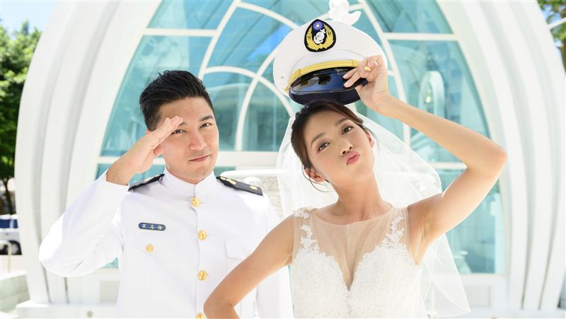 「最美排長」嫁了！深V透婚紗爆雪乳