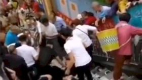 四川超市開幕促銷引發人踩人16傷。（圖／翻攝自微博）