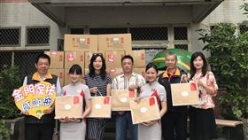 遠東航空關懷偏鄉　跨海送愛金門遠東航空愛心專機4日飛抵金門，遠航副總經理盧紀融（左3）帶領空服員到金門家扶中心致贈中秋禮盒，由金門家扶中心主任李桂平（左）等人代表接受。（金門家扶中心提供）中央社記者黃慧敏傳真　108年9月4日