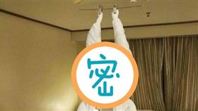 一名網友分享入住飯店經驗，房務人員竟將大浴巾折成猿猴掛在床上方。（圖／翻攝自爆廢公社二館）