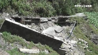 豪雨淘空路基！卡車搏命運高麗菜下山