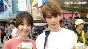 古曜威與女星程茉（左）一同路邊賣手工餅乾。（圖／單純夢想文創事業提供）