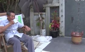 一生一世一雙人！老人守妻墓讀詩種花…「只要能走就會來」（圖／翻攝自微博）