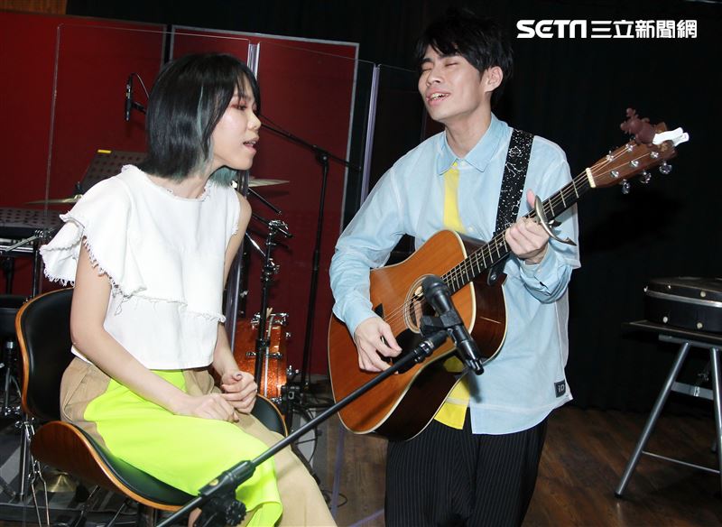 Crispy脆樂團是由男主唱Skippy加上女主唱丁不拉丁所組成的另類男女雙主唱民謠組合。