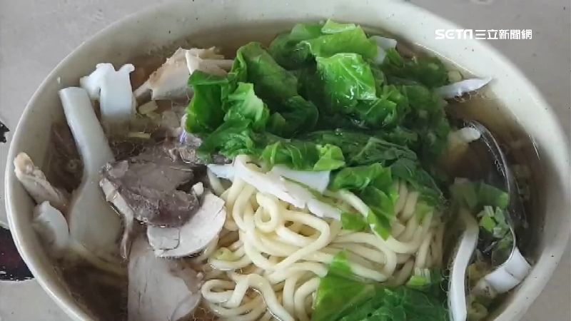 停課生幫端麵…台大教授嚇：當場噴麵