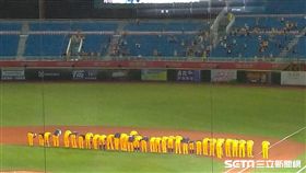 ▲中信兄弟逆轉勝後，賽後向外野球迷鞠躬。（圖／記者蕭保祥攝影）