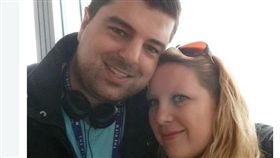 閉眼,禮物,肩膀,流血,同歸於盡(翻攝自太陽報)