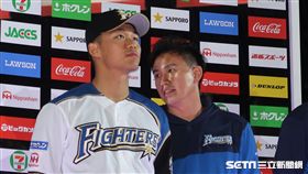 王柏融和翻譯蕭一傑。（資料圖／記者王怡翔攝影）