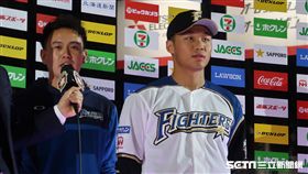 王柏融和翻譯蕭一傑。（資料圖／記者王怡翔攝影）