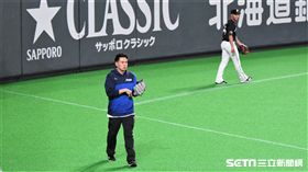 王柏融和翻譯蕭一傑。（資料圖／記者王怡翔攝影）