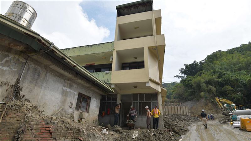 清除土石流　中央地方合作助災民返家
