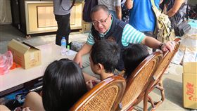 陋室9旬嬤過世無錢下葬　苗縣副議長慰問苗栗縣後龍鎮魏姓一家仰賴低收入補助度日，96歲阿嬤日前過世，留下8名未成年曾孫，連喪葬費都籌不出，苗栗縣議會副議長李文斌（圖）籌募善款，4日前往喪家慰問。（李文斌提供）中央社記者管瑞平傳真　108年9月4日