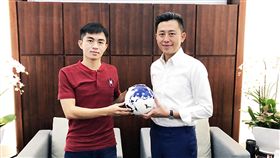 台灣首位巴拉圭職業足球員  林育葦分享經驗新竹市民林育葦（左）是首位在巴拉圭職業足球出賽的足球員，新竹市長林智堅（右）4日與林育葦會面，討論新竹市足球發展，並邀請林育葦擔任「新竹市足球推廣大使」，分享學習足球的經驗給在地孩子。中央社記者郭宣(文三)攝　108年9月4日
