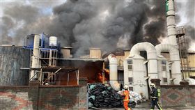 桃園橡膠工廠大火　濃煙衝天（1）桃園市蘆竹區一處橡膠工廠5日清晨突然發生大火，現場是一層樓挑高鐵皮工廠，工廠內、外堆放大量橡膠及廢棄輪胎皮，都是易燃物品，大火一發不可收拾，而燃燒的橡膠製品更冒出濃濃黑煙及臭味。（桃園市政府消防局提供）中央社記者吳睿騏桃園傳真 108年9月5日