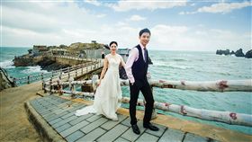 台灣20對新人赴馬祖拍婚紗（1）連江縣政府莒光「方塊海」行銷系列活動愛在莒光婚紗攝影賽浪漫登場，台灣20對新人在莒光島拍攝婚紗，製造甜蜜記憶。（連江縣交旅局提供）中央社 108年9月5日