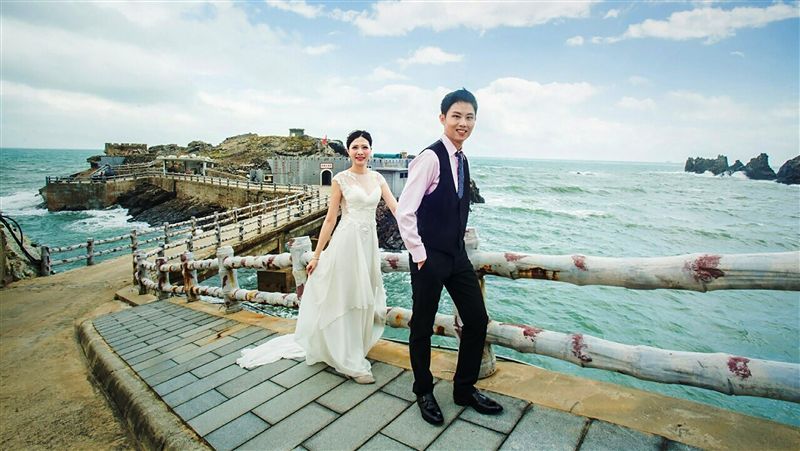 馬祖方塊海見證　20對新人拍婚紗