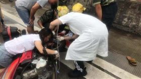 長髮妹防曬反穿風衣搭機車　下襬捲入後輪手臂扭成「麻花捲」(圖/微博)