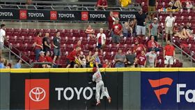 ▲費城人中外野手海斯利（Adam Haseley）爬上全壘打牆沒收全壘打。（圖／翻攝自MLB官網）