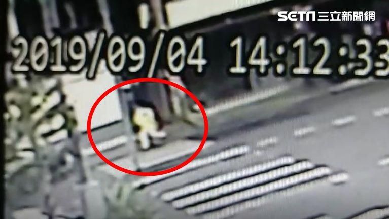 畫面曝光！2雨衣殺手埋伏幫主開6槍